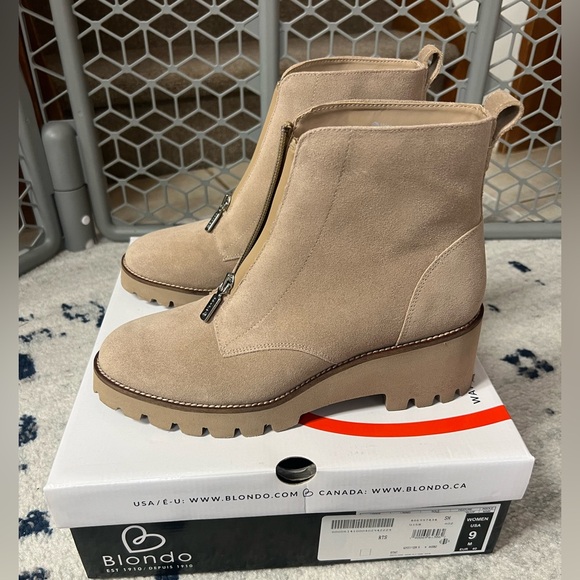 WORN ONCE WATERPROOF BOOTS - Picture 2 of 9